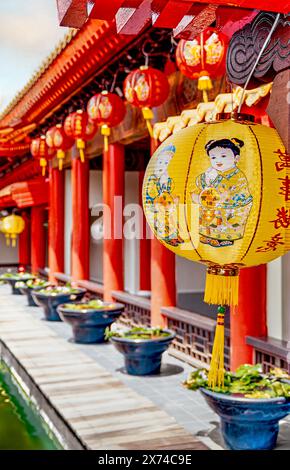 Lampione cinese giallo in un corridoio con colonne rosse al Chinese Garden di Singapore Foto Stock