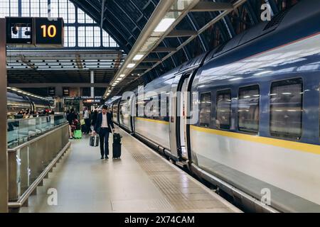 Londra, Regno Unito - 25 settembre 2023: Un treno Eurostar si erge su una piattaforma a Londra, pronto a partire per Parigi. Foto Stock