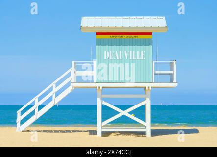 Rifugio bagnino in una bella giornata di sole e sole sulla spiaggia di Deauville, in Francia. Così luminoso, così tranquillo. Foto Stock