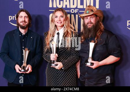 Frisco, Stati Uniti. 17 maggio 2024. Dave Cobb, Morgane Stapleton e Chris Stapleton, vincitori del premio album dell'anno per "Higher," posa nella sala stampa durante il 59° Academy of Country Music Awards al Ford Center at the Star il 16 maggio 2024 a Frisco, Texas. Foto: Ozzie B/imageSPACE credito: Imagespace/Alamy Live News Foto Stock