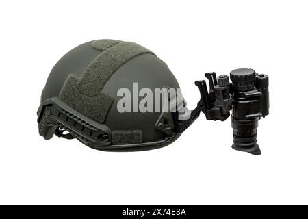 Dispositivo per la visione notturna collegato al casco. Un dispositivo speciale per l'osservazione al buio. Attrezzature per l'esercito, la polizia e le forze speciali. Isolat Foto Stock