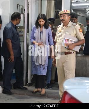 Nuova Delhi, India. 17 maggio 2024. Swati Maliwal (Centro) AAM Aadmi Party (AAP) il deputato Rajya Sabha lascia la residenza del primo ministro di Delhi Arvind Kejriwal a Civil Lines, a nuova Delhi. La polizia di Delhi ha portato Swati Maliwal alla residenza del cm per ricreare la scena del crimine mentre indaga sul presunto assalto che l'ha aggredita all'inizio di questa settimana. Il segretario personale del primo ministro di Delhi ARvidn Kejriwal è stato accusato di essersi comportato male con Maliwal nella residenza cm il 13 maggio. Credito: SOPA Images Limited/Alamy Live News Foto Stock