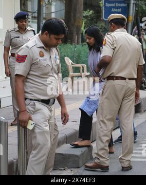 Nuova Delhi, India. 17 maggio 2024. Swati Maliwal (Centro) AAM Aadmi Party (AAP) il deputato Rajya Sabha lascia la residenza del primo ministro di Delhi Arvind Kejriwal a Civil Lines, a nuova Delhi. La polizia di Delhi ha portato Swati Maliwal alla residenza del cm per ricreare la scena del crimine mentre indaga sul presunto assalto che l'ha aggredita all'inizio di questa settimana. Il segretario personale del primo ministro di Delhi ARvidn Kejriwal è stato accusato di essersi comportato male con Maliwal nella residenza cm il 13 maggio. Credito: SOPA Images Limited/Alamy Live News Foto Stock