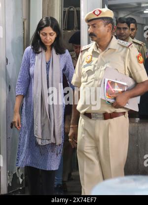 Nuova Delhi, India. 17 maggio 2024. Swati Maliwal (Centro) AAM Aadmi Party (AAP) il deputato Rajya Sabha lascia la residenza del primo ministro di Delhi Arvind Kejriwal a Civil Lines, a nuova Delhi. La polizia di Delhi ha portato Swati Maliwal alla residenza del cm per ricreare la scena del crimine mentre indaga sul presunto assalto che l'ha aggredita all'inizio di questa settimana. Il segretario personale del primo ministro di Delhi ARvidn Kejriwal è stato accusato di essersi comportato male con Maliwal nella residenza cm il 13 maggio. Credito: SOPA Images Limited/Alamy Live News Foto Stock