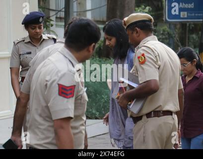 Nuova Delhi, India. 17 maggio 2024. Swati Maliwal (Centro) AAM Aadmi Party (AAP) Rajya Sabha MP arriva alla residenza del primo ministro di Delhi (cm) Arvind Kejriwal a Civil Lines, a nuova Delhi. La polizia di Delhi ha portato Swati Maliwal alla residenza del cm per ricreare la scena del crimine mentre indaga sul presunto assalto che l'ha aggredita all'inizio di questa settimana. Il segretario personale del primo ministro di Delhi ARvidn Kejriwal è stato accusato di essersi comportato male con Maliwal nella residenza cm il 13 maggio. Credito: SOPA Images Limited/Alamy Live News Foto Stock