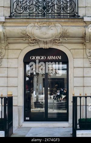 Parigi, Francia - 24 settembre 2023: Boutique Giorgio Armani su Avenue Montaigne Foto Stock