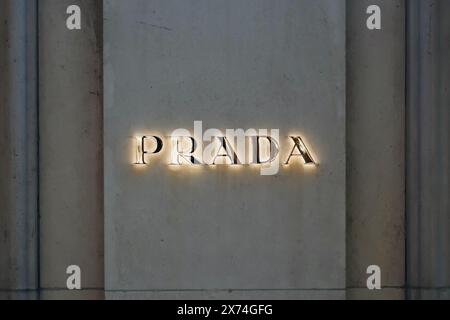 Parigi, Francia - 24 settembre 2023: Boutique Prada su Avenue Montaigne Foto Stock