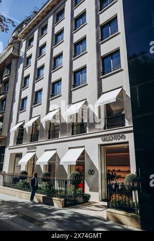 Parigi, Francia - 24 settembre 2023: Boutique Valentino su Avenue Montaigne Foto Stock