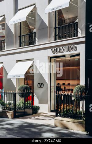 Parigi, Francia - 24 settembre 2023: Boutique Valentino su Avenue Montaigne Foto Stock