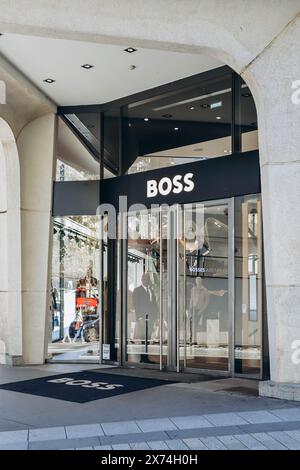 Parigi, Francia - 24 settembre 2023: Boss boutique sugli Champs Elysees a Parigi Foto Stock