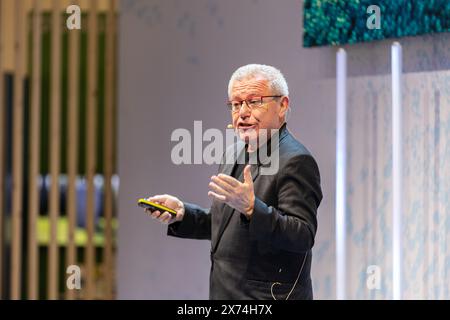 Daniel Libeskind bei der the future of Living - adattamento ai risultati del cambiamento climatico Diskussion AM 17.5.2024 a München bei der IFAT Monaco, der Weltleitmesse für Wasser-, Abwasser, Abfall- und Rohstoffwirtschaft. -- Daniel Libeskind al futuro della vita - adattamento ai risultati della discussione sul cambiamento climatico del 17 maggio 2024 l'IFAT di Monaco, Germania. L'IFAT è la fiera commerciale leader a livello mondiale per la gestione di acqua, acque reflue, rifiuti e materie prime. (Foto di Alexander Pohl/Sipa USA) credito: SIPA USA/Alamy Live News Foto Stock