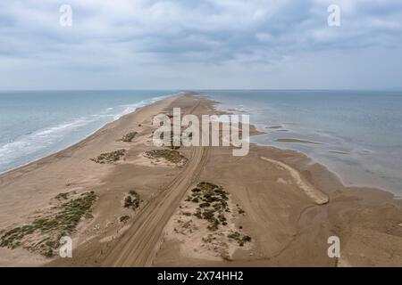 Vista aerea di playa del trabucador e sendero de playa vista dall'alto. Delta dell'Ebro, Catalogna, Spagna. Panorama paesaggistico della natura in Europa Foto Stock