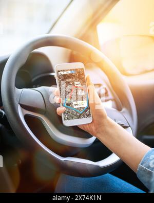 Persona, mano e mappa sullo smartphone in auto per il servizio di guida con app di navigazione per indicazioni per il prelievo in città. Mobile, veicolo e conducente online Foto Stock
