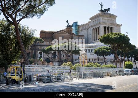 Roma, Italia. 17 maggio 2024. Sotto la direzione del comando ingegnere Esercito Italiano, è iniziata la realizzazione delle tribune che ospiteranno gli spettatori alla sfilata del 2 giugno, a Roma (Credit Image: © Marcello Valeri/ZUMA Press Wire) SOLO USO EDITORIALE! Non per USO commerciale! Foto Stock