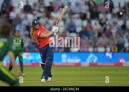 Northampton, Regno Unito. 17 maggio 2024. Sophie Ecclestone batte durante la 2nd Vitality IT20 tra England Women e Pakistan Women al County Ground, Northamptonshire. Kyle Andrews/Alamy Live News Foto Stock