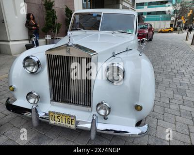 New York City, USA - 21 aprile 2024: 1967 Rolls Royce Austin Princess, auto classica limousine d'epoca parcheggiata all'esterno, vista frontale Foto Stock