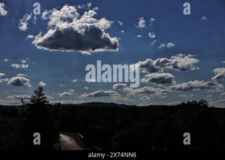 Imola, Italia. 17 maggio 2024. Azione in condizioni di scarsa illuminazione. Campionato del mondo di Formula 1, Rd 7, Gran Premio dell'Emilia Romagna, venerdì 17 maggio 2024. Imola, Italia. Crediti: James Moy/Alamy Live News Foto Stock