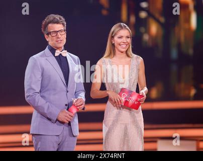Colonia, Germania. 17 maggio 2024. I presentatori Daniel Hartwich e Victoria Swarovski si esibiscono nello spettacolo di danza RTL "Let's Dance" al Coloneum. Nelle semifinali, le restanti quattro coppie di ballo balleranno per il titolo di "Dancing Star 2024" nell'undicesimo show regolare dal vivo. Credito: Thomas Banneyer/dpa/Alamy Live News Foto Stock