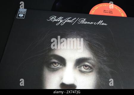 Viersen, Germania - 9 maggio. 2024: Closeup del cantante statunitense Billy Joel album in vinile Cover piano Man del 1973 Foto Stock