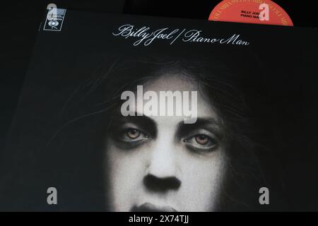 Viersen, Germania - 9 maggio. 2024: Closeup del cantante statunitense Billy Joel album in vinile Cover piano Man del 1973 Foto Stock