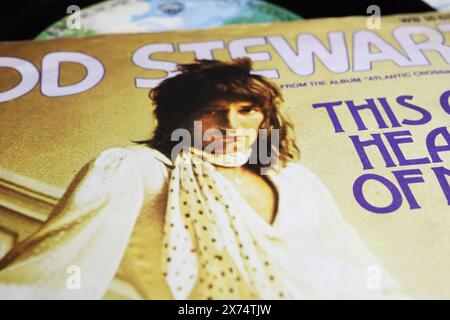 Viersen, Germania - 9 maggio. 2024: Closeup del cantante britannico Rod Stewart, vinile, cover di successo This Old Heart of mine del 1975 Foto Stock