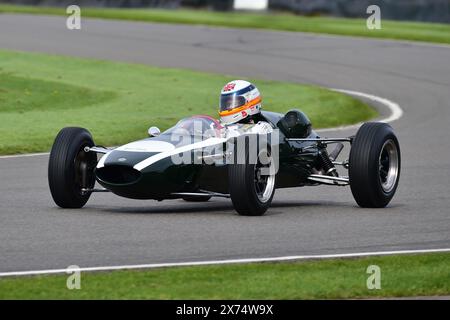 Derek Bell fa un giro di parata nella Cooper F3 T72, vincitrice del titolo Jackie Stewarts, nella Derek Bell Cup, una gara di venti minuti con una sola postazione da 1 litro Foto Stock