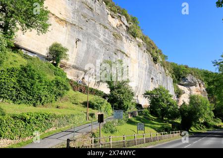 Sito preistorico di Laugerie-basse, rifugio roccioso nel comune di Les Eyzies in Dordogna, capitale mondiale della preistoria. Il fiume Vézère scorre a. Foto Stock