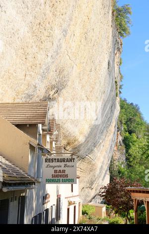 Sito preistorico di Laugerie-basse, rifugio roccioso nel comune di Les Eyzies in Dordogna, capitale mondiale della preistoria. Il fiume Vézère scorre a. Foto Stock