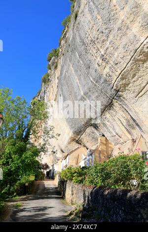 Sito preistorico di Laugerie-basse, rifugio roccioso nel comune di Les Eyzies in Dordogna, capitale mondiale della preistoria. Il fiume Vézère scorre a. Foto Stock