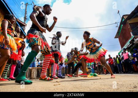 17 maggio 2024, Nairobi, KENYA: NAIROBI, KENYA - 17 MAGGIO: I ballerini della Rapala Dance Crew si esibiscono durante uno spettacolo di strada per aiutare a mobilitare i residenti e creare consapevolezza sui rischi dell'ipertensione il 17 maggio 2024 a Nairobi, Kenya. La giornata mondiale dell'ipertensione viene celebrata ogni anno per sensibilizzare il pubblico sul rischio di ipertensione e sulle sue misure preventive. Oggi, il Young Health Program, un'iniziativa di sensibilizzazione NCD implementata da Plan International Kenya, ha segnato questa giornata conducendo attività porta a porta a Kibera. Il team coinvolse Rapala Dancers che si riunì a mobil Foto Stock