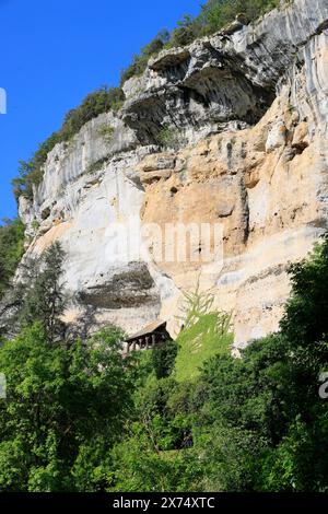 Sito preistorico di Laugerie-basse, rifugio roccioso nel comune di Les Eyzies in Dordogna, capitale mondiale della preistoria. Il fiume Vézère scorre a. Foto Stock