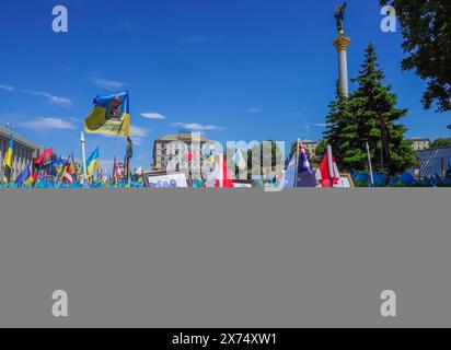 17 maggio 2024, Kiev, Ucraina: Centinaia di bandiere con i nomi di coloro che sono stati uccisi nella guerra contro l'aggressione russa sono installate sul prato di Piazza indipendenza a Kiev. Secondo varie stime, il numero di soldati ucraini uccisi durante il conflitto è stimato da 70 a 120 mila persone; le perdite totali di combattimento potrebbero essere di circa 300 mila. Il presidente Vladimir Zelensky sostiene che il numero di soldati ucraini morti è 31 mila. In totale, circa 20 mila persone provenienti da 55 paesi del mondo hanno aderito alla difesa della Legione Internazionale dell'Ucraina. (Immagine di credito: © Igor Golovn Foto Stock