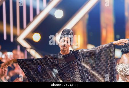 Colonia, Germania. 17 maggio 2024. Jorge Gonzalez, membro della giuria, si erge sulla pista da ballo nello spettacolo RTL 'Let's Dance' al Coloneum. Nella semifinale, le restanti quattro coppie di ballo balleranno per il titolo di 'Dancing Star 2024' nell'undicesimo spettacolo dal vivo regolare. Credito: Thomas Banneyer/dpa/Alamy Live News Foto Stock