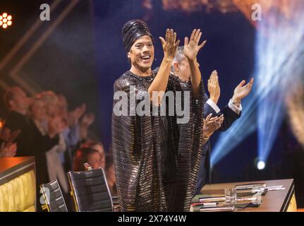 Colonia, Germania. 17 maggio 2024. Jorge Gonzalez, membro della giuria, è al suo posto nello spettacolo di danza RTL "Let's Dance" al Coloneum. Nella semifinale, le restanti quattro coppie di ballo balleranno per il titolo di 'Dancing Star 2024' nell'undicesimo spettacolo dal vivo regolare. Credito: Thomas Banneyer/dpa/Alamy Live News Foto Stock