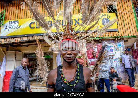 NAIROBI, KENYA - 17 MAGGIO: Una ballerina della Rapala Dance Crew viene messa in posa per una foto durante una performance di strada per mobilitare i residenti e creare consapevolezza Foto Stock