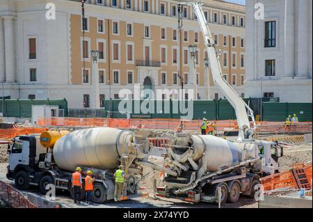 Roma, Italia. 17 maggio 2024. Operai al lavoro nel sito di riqualificazione di Piazza Pia a Roma. Il progetto di riqualificazione è stato finanziato con 70 milioni di euro dal Giubileo. (Credit Image: © Marcello Valeri/ZUMA Press Wire) SOLO PER USO EDITORIALE! Non per USO commerciale! Foto Stock