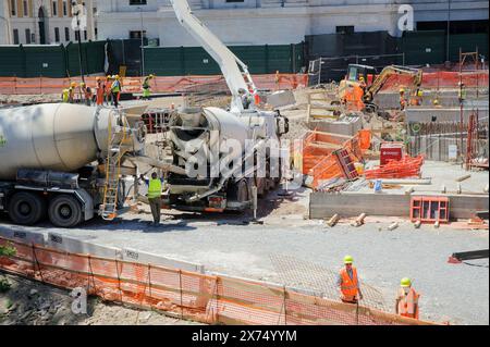 Roma, Italia. 17 maggio 2024. Operai al lavoro nel sito di riqualificazione di Piazza Pia a Roma. Il progetto di riqualificazione è stato finanziato con 70 milioni di euro dal Giubileo. (Credit Image: © Marcello Valeri/ZUMA Press Wire) SOLO PER USO EDITORIALE! Non per USO commerciale! Foto Stock