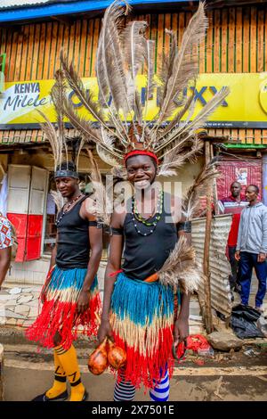 NAIROBI, KENYA - 17 MAGGIO: I ballerini della Rapala Dance Crew sono in posa per una foto durante una performance di strada per mobilitare i residenti e aiutare a creare aw Foto Stock