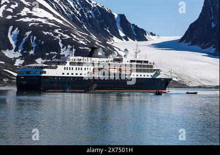 Swan Hellenic Minerva a Magdalenefjorden nell'Artico al largo di Spitsbergen Foto Stock