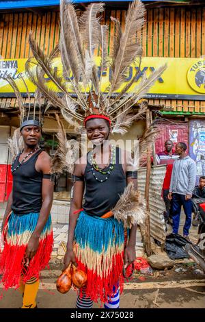 NAIROBI, KENYA - 17 MAGGIO: I ballerini della Rapala Dance Crew sono in posa per una foto durante una performance di strada per mobilitare i residenti e aiutare a creare aw Foto Stock