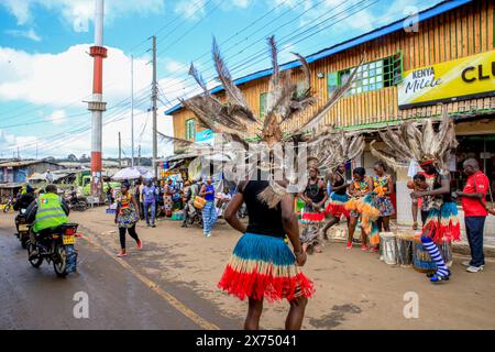 NAIROBI, KENYA - 17 MAGGIO: I ballerini della Rapala Dance Crew si esibiscono durante uno spettacolo di strada per aiutare a mobilitare i residenti e a sensibilizzare in merito Foto Stock