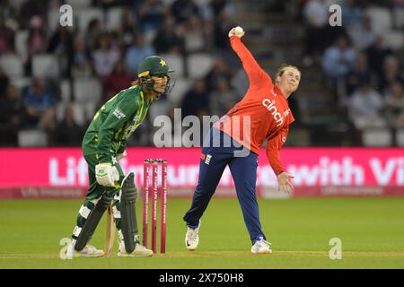 Northampton, Regno Unito. 17 maggio 2024. Alice Capsey ciotole durante la 2nd Vitality IT20 tra England Women e Pakistan Women al County Ground, Northamptonshire. Kyle Andrews/Alamy Live News Foto Stock