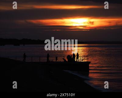 Sheerness, Kent, Regno Unito. 17 maggio 2024. Meteo nel Regno Unito: Tramonto mozzafiato a Sheerness, Kent. Crediti: James Bell/Alamy Live News Foto Stock