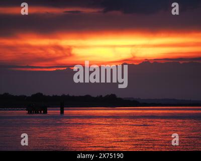 Sheerness, Kent, Regno Unito. 17 maggio 2024. Meteo nel Regno Unito: Tramonto mozzafiato a Sheerness, Kent. Crediti: James Bell/Alamy Live News Foto Stock