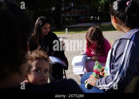 Canoas, Brasile. 17 maggio 2024. I bambini imparano nel rifugio di emergenza nel campus dell'Università di Ulbra, dove sono state ospitate le vittime delle devastanti inondazioni. Secondo la difesa civile, quasi 540.000 persone hanno dovuto lasciare le proprie case a causa delle inondazioni e più di 76.000 persone hanno dovuto essere ospitate in rifugi di emergenza. Crediti: Carlos Macedo/dpa/Alamy Live News Foto Stock