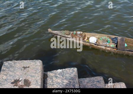 Cachoeira, Bahia, Brasile - 10 agosto 2019: Vista della parte anteriore di una canoa che arriva al molo sul fiume Paraguaro nella città di Cachoeira, Bahia. Foto Stock