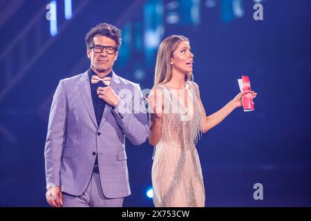 Colonia, Germania. 17 maggio 2024. I presentatori Daniel Hartwich e Victoria Swarovski si esibiscono in pista nello spettacolo RTL "Let's Dance" al Coloneum. Nella semifinale, le restanti quattro coppie di ballo ballano per il titolo di "Dancing Star 2024" nell'undicesimo spettacolo dal vivo regolare. Credito: Thomas Banneyer/dpa/Alamy Live News Foto Stock