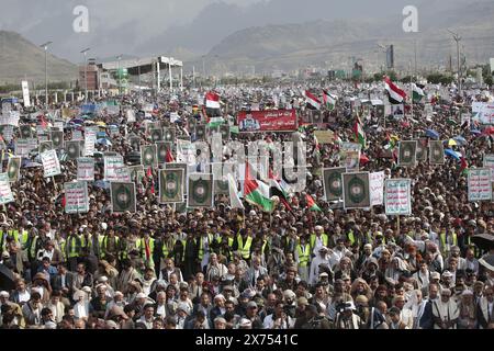 I sostenitori di Houthi si riuniscono per mostrare solidarietà al popolo palestinese in una manifestazione, a Sana'a nello Yemen, il 24 maggio 2024. Foto Stock