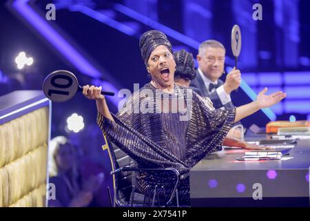Colonia, Germania. 17 maggio 2024. Jorge Gonzalez, membro della giuria, siede al suo posto nello spettacolo di danza RTL "Let's Dance" al Coloneum. Nella semifinale, le restanti quattro coppie di ballo ballano per il titolo di "Dancing Star 2024" nell'undicesimo spettacolo dal vivo regolare. Credito: Thomas Banneyer/dpa/Alamy Live News Foto Stock