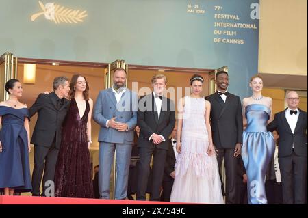 Cannes, Francia. 17 maggio 2024. Joe Alwyn, Hong Chau, Willem Dafoe, Emma Stone, Yorgos Lanthimos, Jesse Plemons, Margaret Qualley, Mamoudou Athie e Hunter Schafer partecipano al tappeto rosso 'Types of Kindness' al 77° Festival annuale di Cannes al Palais des Festivals di venerdì 17 maggio 2024 a Cannes, Francia. Foto di Rocco Spaziani/UPI credito: UPI/Alamy Live News Foto Stock